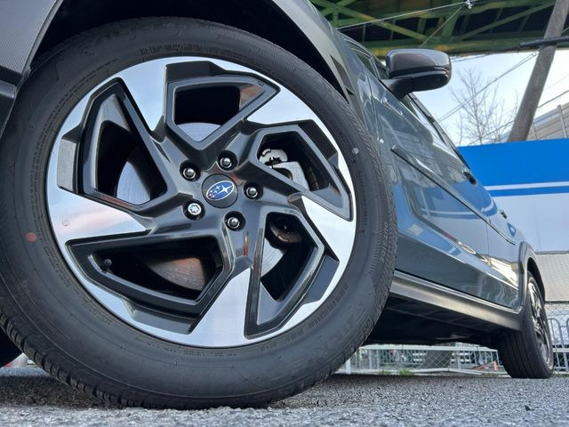 【純正18インチアルミホイール】外観にマッチした純正アルミホイールを装着しております。各種社外アルミホイールや、スタッドレスタイヤも取扱いしております。是非ご相談ください♪