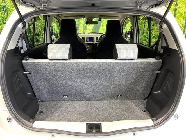 ���i�̂���������ʋ΁A���}���ɏ\���ȉ׎��X�y�[�X���m�ۂ��Ă���܂��B�Z�J���h�V�[�g��|���ƁA�傫�ȉו��̐ύڂ��\�ł���