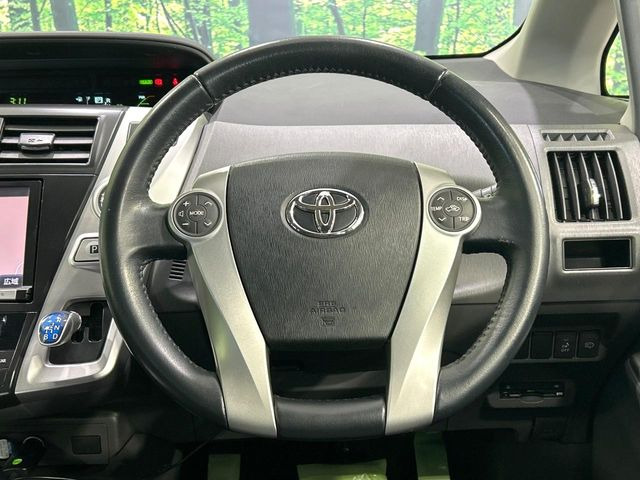 �C���e���A�ɍ��킹���f�U�C���̃X�e�A�����O�́A�^�]�������̂��Ƃ��l���A�^�]���₷���`��A�傫���ł��B�����x�A���ۂɐG���Ă��m���߂��������B