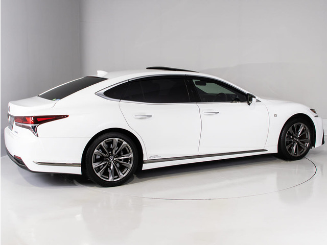 ホイールもF専用の20インチアルミ!