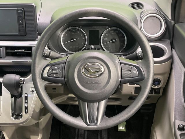 �C���e���A�ɍ��킹���f�U�C���̃X�e�A�����O�́A�^�]�������̂��Ƃ��l���A�^�]���₷���`��A�傫���ł��B�����x�A���ۂɐG���Ă��m���߂��������B