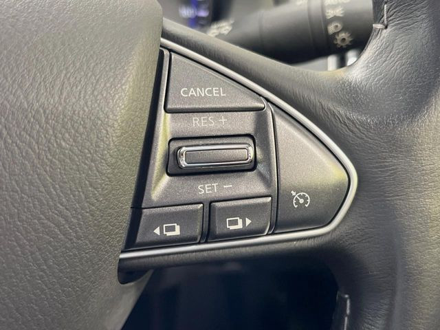 【クルーズコントロール】高速道路もラクラク走行。アクセルを離しても一定速度で走行ができ、長距離運転時の負担を軽減!加速・減速も簡単なスイッチ操作で調整できます。