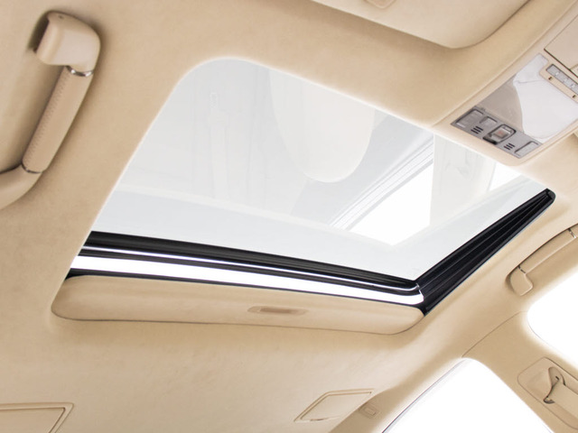 ★人気装備のサンルーフ!様々なドライブシーンで活躍してくれます!!開放感ある車内空間は気持ちがいいですよ!