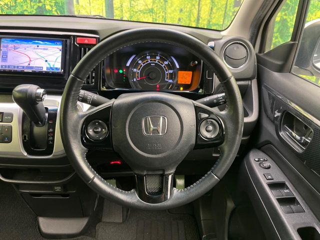 �C���e���A�ɍ��킹���f�U�C���̃X�e�A�����O�́A�^�]�������̂��Ƃ��l���A�^�]���₷���`��A�傫���ł��B�����x�A���ۂɐG���Ă��m���߂��������B