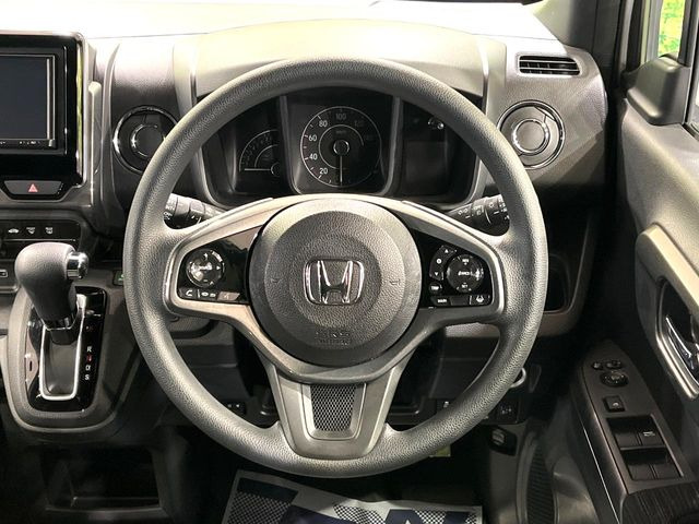 �C���e���A�ɍ��킹���f�U�C���̃X�e�A�����O�́A�^�]�������̂��Ƃ��l���A�^�]���₷���`��A�傫���ł��B�����x�A���ۂɐG���Ă��m���߂��������B