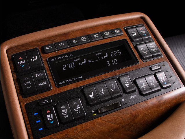 後席の豪華コンソール!リヤシートも電動!シートベンチレーション&シートヒーター機能等多数の快適装備付!