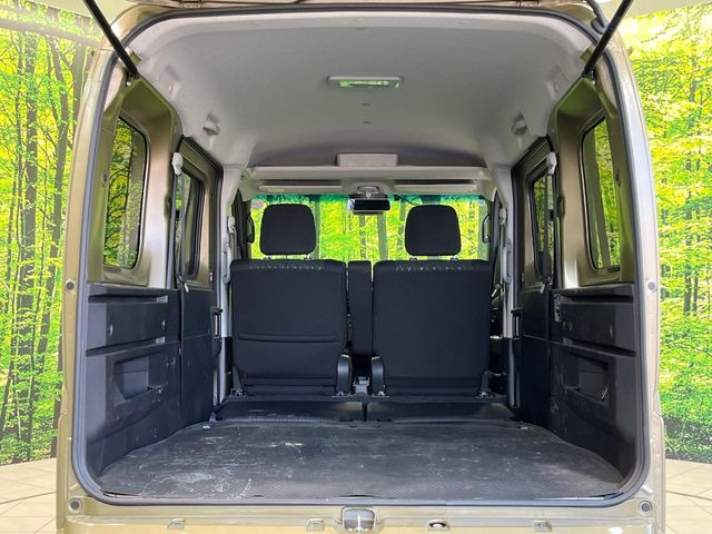 ���i�̂���������ʋ΁A���}���ɏ\���ȉ׎��X�y�[�X���m�ۂ��Ă���܂��B�Z�J���h�V�[�g��|���ƁA�傫�ȉו��̐ύڂ��\�ł���