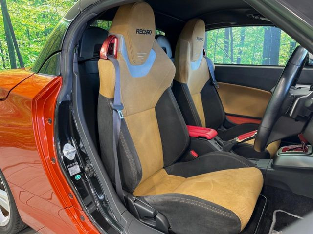 【RECARO製バケットシート】人間工学に基づいた面圧分布によって腰への負担や長時間運転時の疲労発生を軽減☆一目でレカロとわかるスポーティなルックスが特徴です。