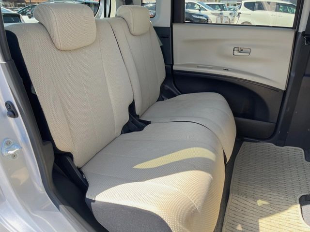 �R���p�N�g�J�[�ł����A�Z�J���h�V�[�g�͏\���ȍL����������K�ɂ���肢�������܂���V�[�g��|���đ傫�ȉו���ς񂾂�ƁA�p�r�̕����L��1��ł��B