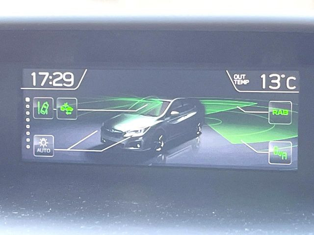 【車線逸脱警報】道路上の白(黄)線を認識し、意図せず走行中の車線からはみ出しそうになった時、メーター内の警告灯とブザーで注意喚起してくれる安心・安全機能です♪