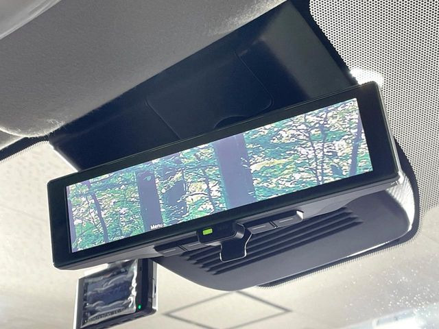 【インテリジェントルームミラー】後席の大きな荷物や同乗者で後方が確認しづらい時でも安心!カメラが撮影した車両後方の映像をルームミラー内に表示。クリアな視界で状況の確認が可能です!