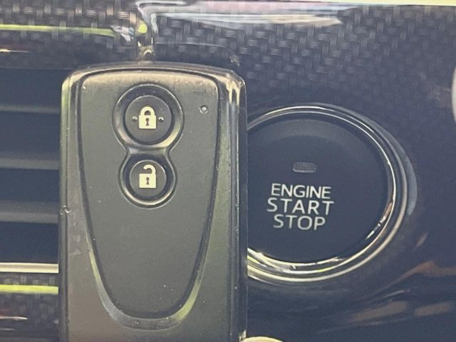 【キーフリーシステム】カバンやポケットに入れたままでもドアの施錠・解錠が可能なスマートキーを装備。エンジンのオン・オフ時もカギを取り出す必要が無いからとっても便利です♪