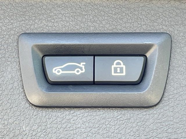 ●電動リアゲート:ワンタッチでリアゲートの開閉ができ、荷物などで両手が塞がっている状態でも簡単に開閉ができる便利機能です。