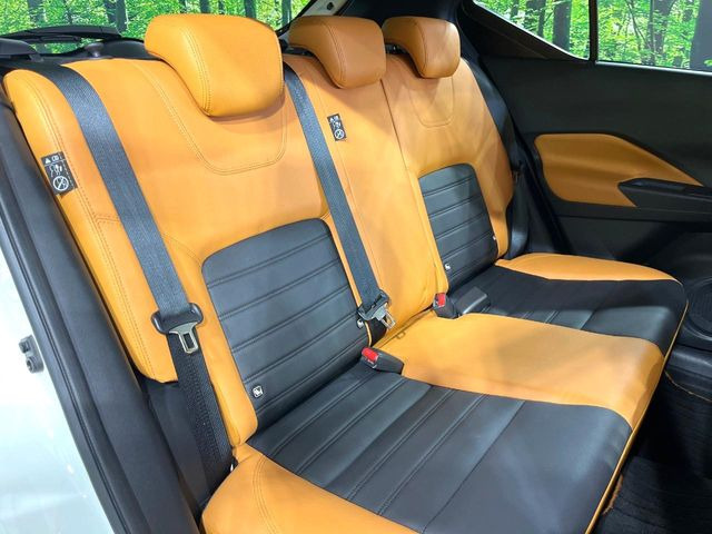 後部座席も気になるようなキズ・汚れやへたり等、大きなダメージはなく、良好な状態です。