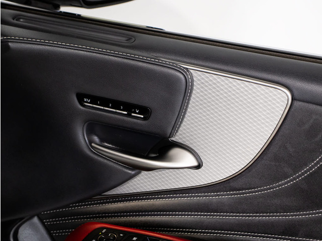 Fスポーツ専用の本アルミドアトリム!