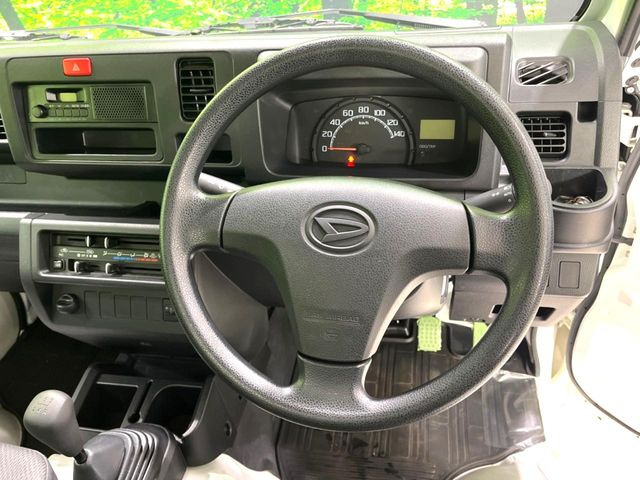 �C���e���A�ɍ��킹���f�U�C���̃X�e�A�����O�́A�^�]�������̂��Ƃ��l���A�^�]���₷���`��A�傫���ł��B�����x�A���ۂɐG���Ă��m���߂��������B