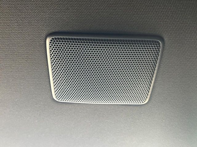 【プレミアムサウンドシステム】メーカーオプションの高品位サウンドシステムを搭載。専用のチューニングが施された大小様々なスピーカーから良質なサウンドが奏でられ、臨場感あふれる音響空間を演出します。