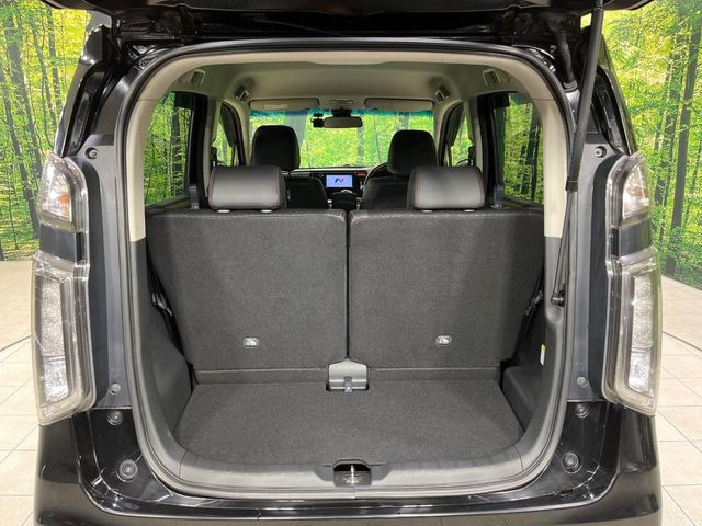 ���i�̂���������ʋ΁A���}���ɏ\���ȉ׎��X�y�[�X���m�ۂ��Ă���܂��B�Z�J���h�V�[�g��|���ƁA�傫�ȉו��̐ύڂ��\�ł���