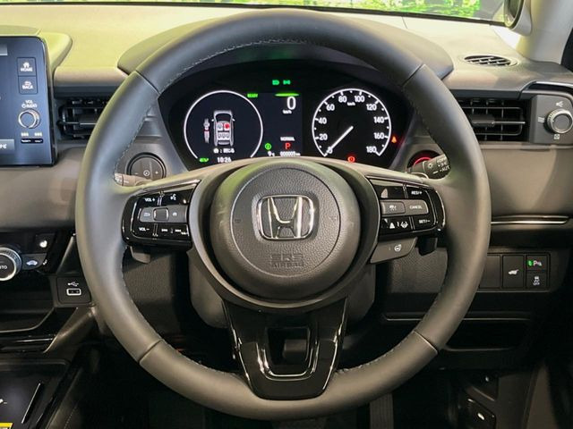 �C���e���A�ɍ��킹���f�U�C���̃X�e�A�����O�́A�^�]�������̂��Ƃ��l���A�^�]���₷���`��A�傫���ł��B�����x�A���ۂɐG���Ă��m���߂��������B