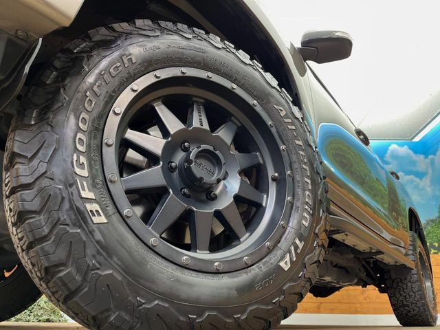 �y����17�C���`�A���~�z�C�[���z�O�ςɃ}�b�`���������A���~�z�C�[���𑕒����Ă���܂��B�e��ЊO�A���~�z�C�[����A�X�^�b�h���X�^�C�����戵�����Ă���܂��B���񂲑��k����������