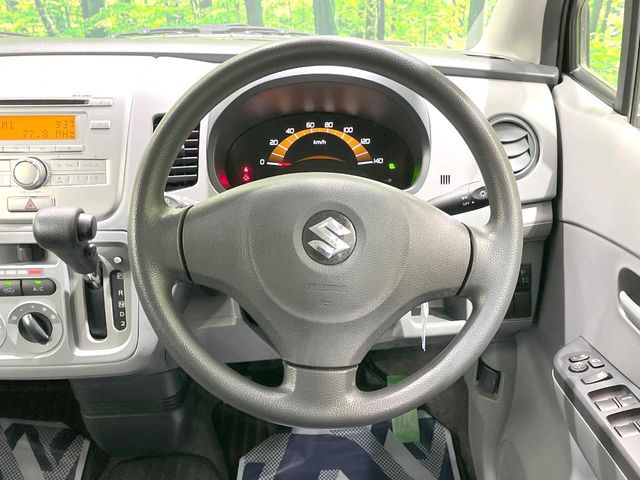 �C���e���A�ɍ��킹���f�U�C���̃X�e�A�����O�́A�^�]�������̂��Ƃ��l���A�^�]���₷���`��A�傫���ł��B�����x�A���ۂɐG���Ă��m���߂��������B