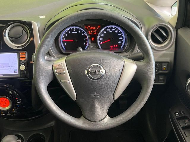 �C���e���A�ɍ��킹���f�U�C���̃X�e�A�����O�́A�^�]�������̂��Ƃ��l���A�^�]���₷���`��A�傫���ł��B�����x�A���ۂɐG���Ă��m���߂��������B