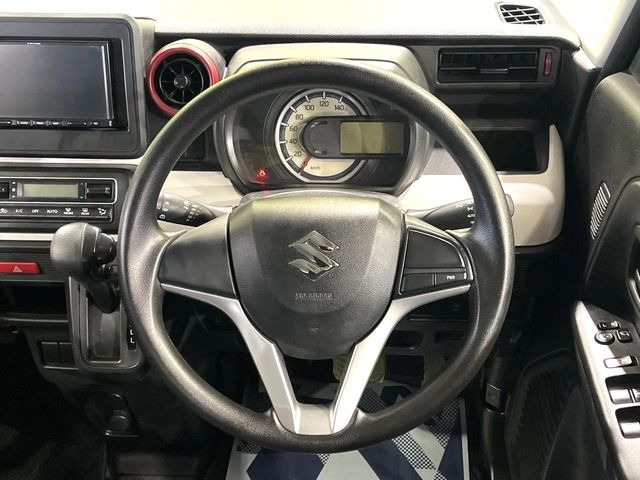 �C���e���A�ɍ��킹���f�U�C���̃X�e�A�����O�́A�^�]�������̂��Ƃ��l���A�^�]���₷���`��A�傫���ł��B�����x�A���ۂɐG���Ă��m���߂��������B