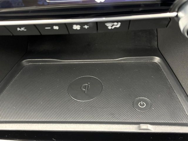 �y���C�����X�[�d�z�Ԃ̃��C�����X�[�d�́A�X�}�[�g�t�H�����[�d�p�b�h�ɒu�������ŊȒP�ɏ[�d�ł���֗��ȋ@�\�ł��B�P�[�u�����s�v�Ȃ̂Ŏԓ����������肵�A�^�]���ł����S�Ɏg���܂��B