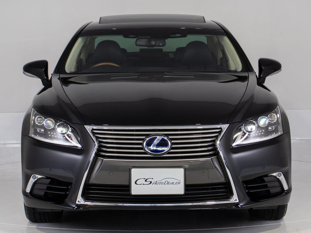 ハイブリッドは人気の3連眼LEDヘッドライトが標準装備!