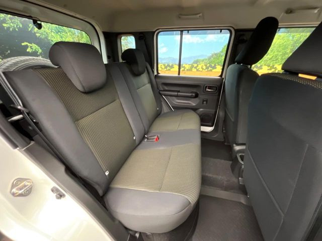 後部座席も気になるようなキズ・汚れやへたり等、大きなダメージはなく、良好な状態です。