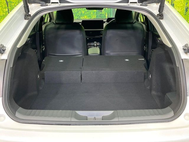 ���i�̂���������ʋ΁A���}���ɏ\���ȉ׎��X�y�[�X���m�ۂ��Ă���܂��B�Z�J���h�V�[�g��|���ƁA�傫�ȉו��̐ύڂ��\�ł���