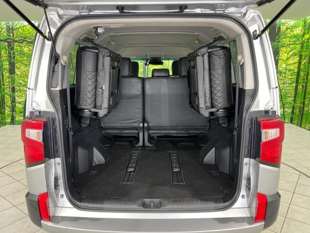 ���i�̂���������ʋ΁A���}���ɏ\���ȉ׎��X�y�[�X���m�ۂ��Ă���܂��B�Z�J���h�V�[�g��|���ƁA�傫�ȉו��̐ύڂ��\�ł���