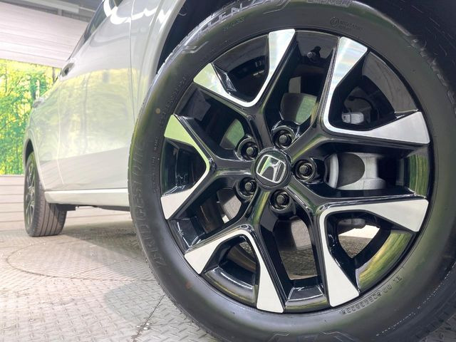 【純正18インチアルミホイール】外観にマッチした純正アルミホイールを装着しております。各種社外アルミホイールや、スタッドレスタイヤも取扱いしております。是非ご相談ください♪