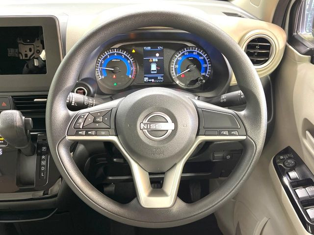 �C���e���A�ɍ��킹���f�U�C���̃X�e�A�����O�́A�^�]�������̂��Ƃ��l���A�^�]���₷���`��A�傫���ł��B�����x�A���ۂɐG���Ă��m���߂��������B