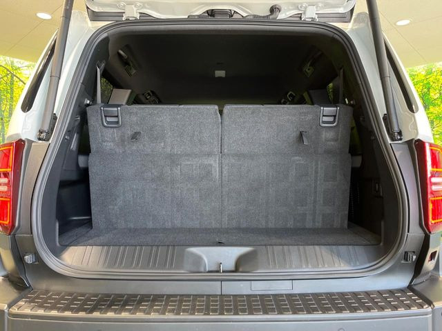 ���i�̂���������ʋ΁A���}���ɏ\���ȉ׎��X�y�[�X���m�ۂ��Ă���܂��B�Z�J���h�V�[�g��|���ƁA�傫�ȉו��̐ύڂ��\�ł���