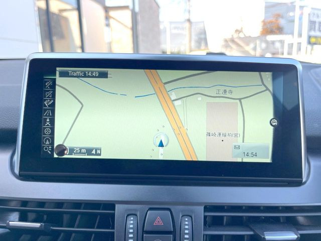 ��BMW�����i�r:��̊��̂���i�r�́A����������ԓ������o���Ă���܂��BBluetooth�Đ��ȂǃI�[�f�B�I�@�\���[�����Ă���܂��̂ŁA�^�]�����y���߂܂���