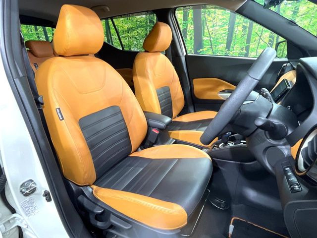 【ハーフレザーシート】高級感と座り心地を両立した人気のシート♪背面・座面のファブリック素材は、通気性の良さや滑りにくさに優れています。気温や服装に左右されず快適にお乗りいただけます。