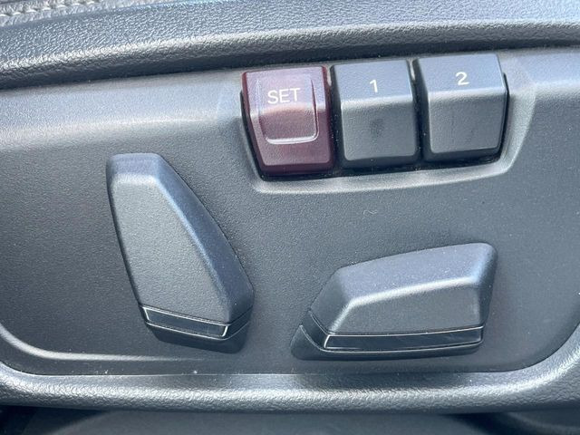 ●メモリー付きパワーシート:あなたに合わせたシートポジションが2つまで登録可能!フルパワーシートだから座席調整も楽々♪お好みのシートポジションで、ストレスないドライブをお楽しみください。