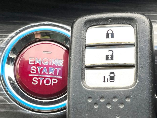 �yHonda�X�}�[�g�L�[�z�J�o����|�P�b�g�ɓ��ꂽ�܂܂ł��h�A�̎{���E�������\�ȃX�}�[�g�L�[�𑕔��B�G���W���̃I���E�I�t�����J�M�����o���K�v����������Ƃ��Ă��֗��ł���