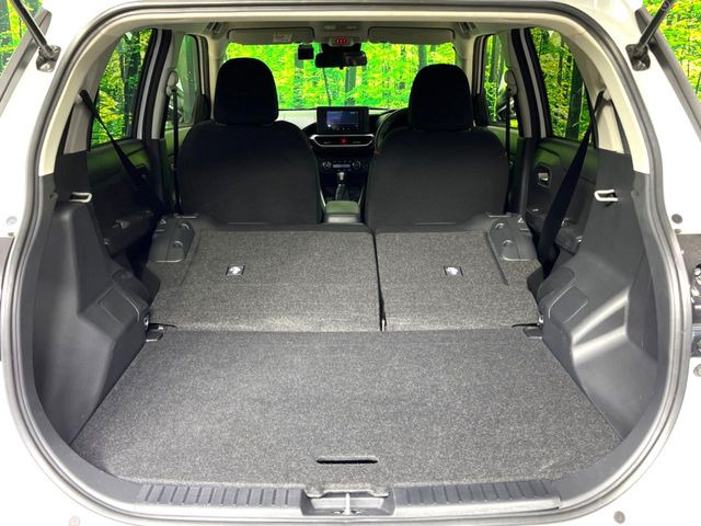 ���i�̂���������ʋ΁A���}���ɏ\���ȉ׎��X�y�[�X���m�ۂ��Ă���܂��B�Z�J���h�V�[�g��|���ƁA�傫�ȉו��̐ύڂ��\�ł���