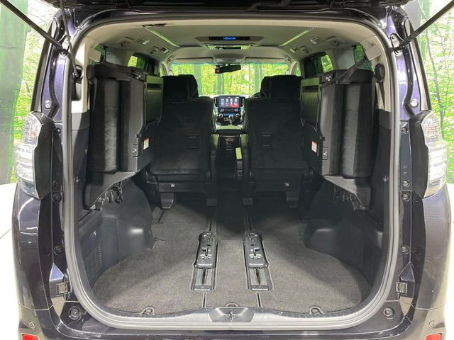 ���i�̂���������ʋ΁A���}���ɏ\���ȉ׎��X�y�[�X���m�ۂ��Ă���܂��B�Z�J���h�V�[�g��|���ƁA�傫�ȉו��̐ύڂ��\�ł���