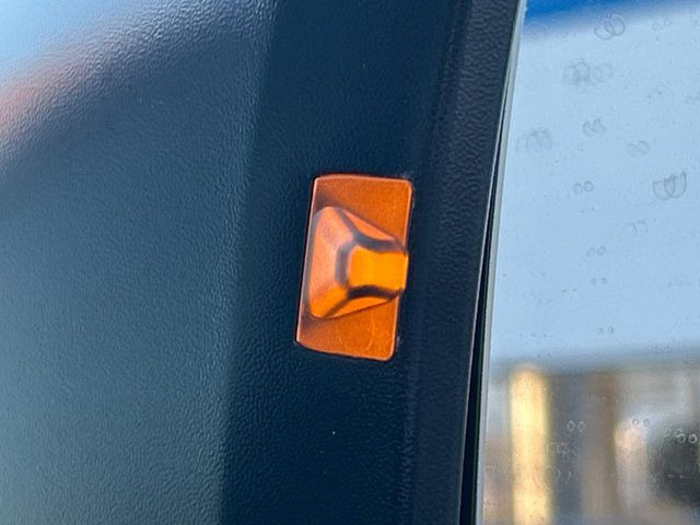 【リヤビークルディティクション】走行中、ドアミラーの死角になりやすい箇所に後続車が接近するとサイドミラー付近に警告を表示、ドライバーに注意喚起と、万一の際はハンドル操作をアシストをします。