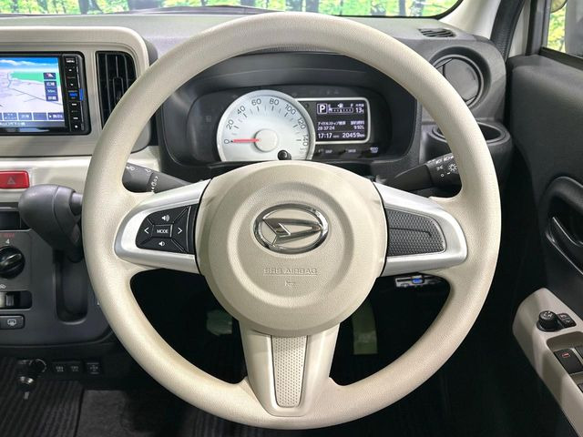 �C���e���A�ɍ��킹���f�U�C���̃X�e�A�����O�́A�^�]�������̂��Ƃ��l���A�^�]���₷���`��A�傫���ł��B�����x�A���ۂɐG���Ă��m���߂��������B