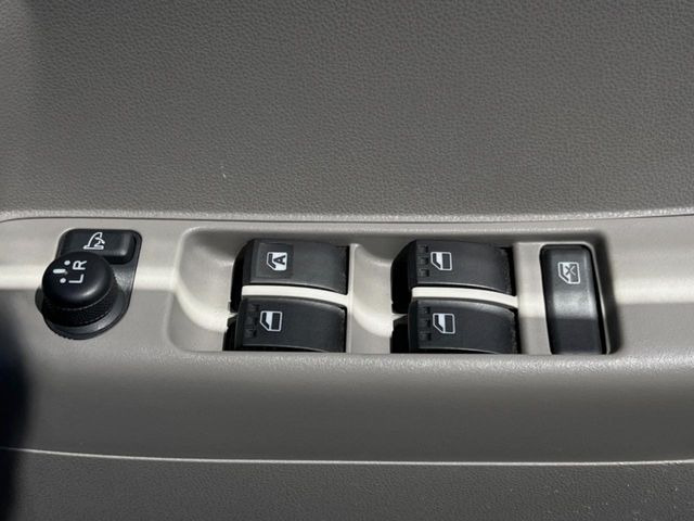 �y�d���i�[�~���[�z�T�C�h�~���[�͓d���i�[���ƂȂ��Ă���A�������ԏ�ł��L�Y�������X�N��}�����܂��B