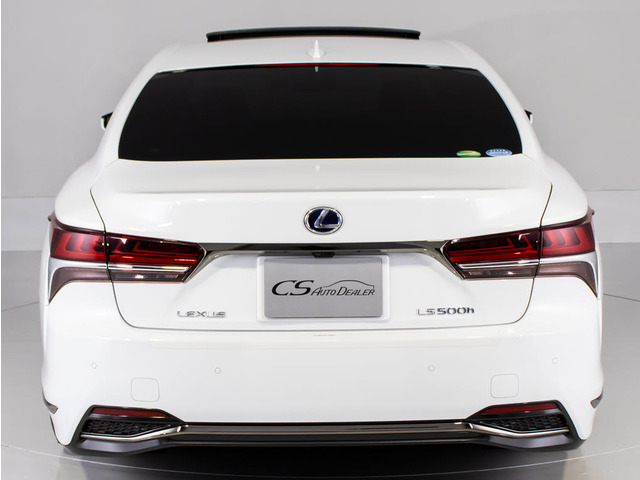 人気のホワイト外装!ボディに目立つ大きな傷や凹みなども無く状態良好!