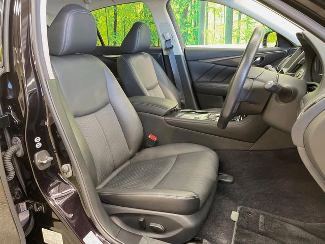 【ハーフレザーシート】高級感と座り心地を両立した人気のシート♪背面・座面のファブリック素材は、通気性の良さや滑りにくさに優れています。気温や服装に左右されず快適にお乗りいただけます。