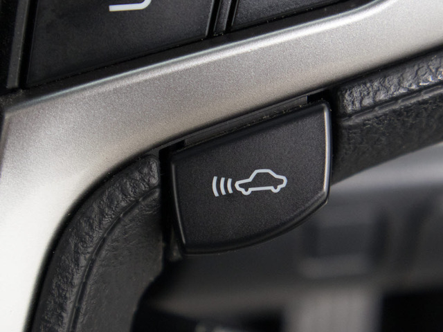 �Փˉ���x���^�v���N���b�V���Z�[�t�e�B�V�X�e�� �O���ɏo��������Q���ɑ΂��x��𔭂��A�h���C�o�[�Ɍx���B�����Ƀu���[�L�A�V�X�g�ɂ��Փˉ���Ƒ��x���y�����܂��B