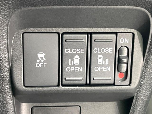 【両側パワースライドドア】スマートキーや運転席のスイッチで後席両側スライドドアの開閉が可能♪電動だから力を入れてドアを開ける必要が無く、小さなお子様でも簡単に開け閉めでき快適です♪