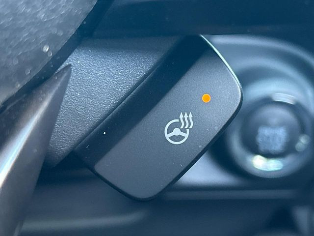 【ステアリングヒーター】冬場に冷たくなりやすい革巻きステアリングを、スイッチ一つで素早く適温に!エアコンよりも早く温まってくれるので、寒い日の運転も快適になりますね♪