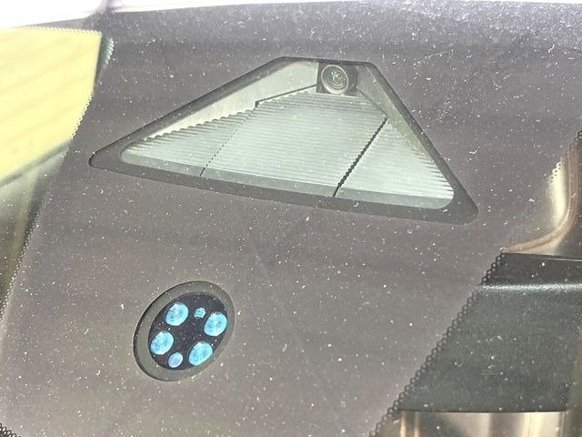 【ホンダセンシング】走行中に前方の車両等を認識し、衝突しそうな時は警報とブレーキで衝突回避と被害軽減をアシスト。より安全にドライブをお楽しみいただけます。